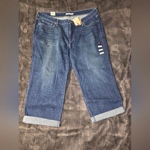 24W- Levi's Women’s Dark Blue Cropped Jeans